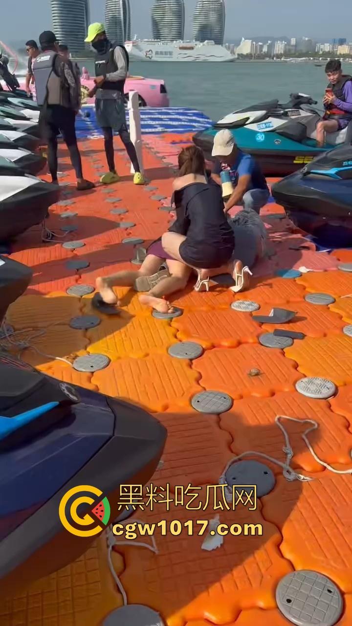 海南三亚钟情会所海边两大极品女现场撕逼,谁也不服谁直接开干,扯头发抓胸打起来丝毫不输男的,拦都拦不开!-6