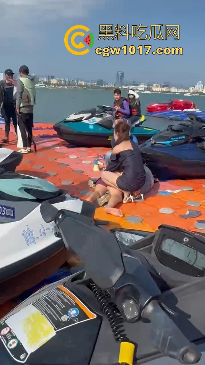 海南三亚钟情会所海边两大极品女现场撕逼,谁也不服谁直接开干,扯头发抓胸打起来丝毫不输男的,拦都拦不开!-7