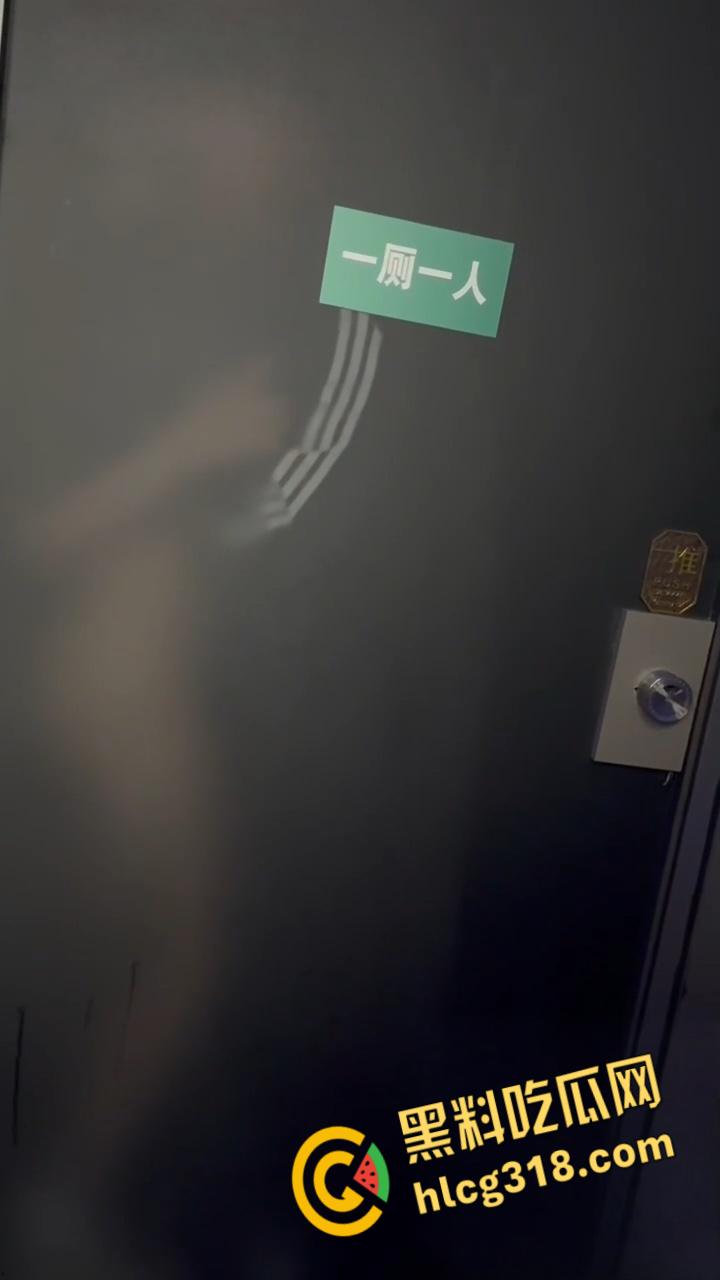 年轻人玩的就是刺激,酒吧厕所里野战,透视门映射出白嫩的酮体,做爱的轮廓有着朦胧的美感 !-2