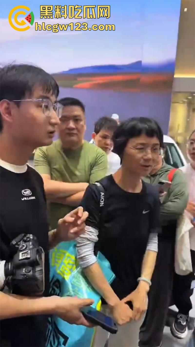 肘击猥亵袭胸大师,冒充摄影师咸猪手摸奶,结果翻车被抓,视频拍下全过程,还真是够猥琐呢!-6