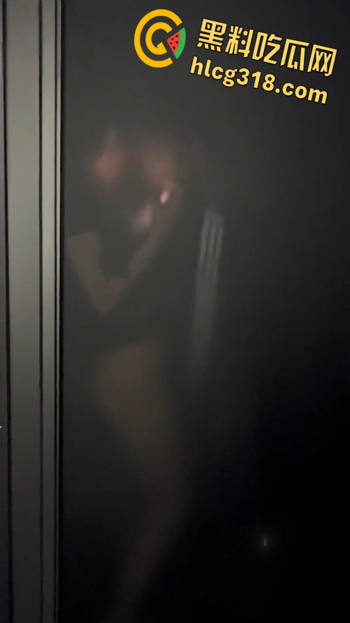 年轻人玩的就是刺激,酒吧厕所里野战,透视门映射出白嫩的酮体,做爱的轮廓有着朦胧的美感 !-5