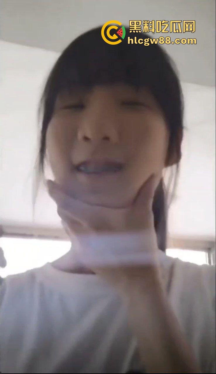 福清卫校饥渴反差女高偷尝禁果,与男朋友在教学楼楼梯口交吃鸡,不得劲还脱裤子吸吮肉棒!-1