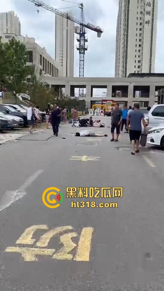 辽宁女司机大屠杀!把油门当刹车,在下班时间直接把一连把差不多5人团灭,现场哀鸿遍野!-4