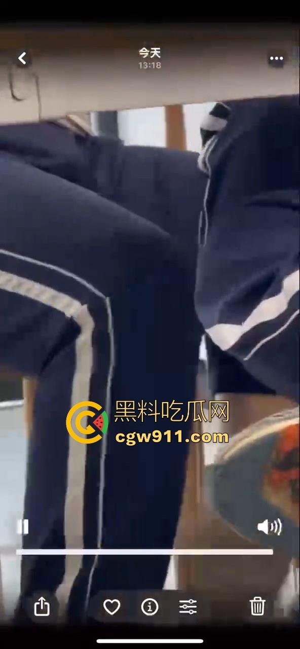 江门工贸职院早恋大瓜 !学生情侣当众互摸下体,腿长裤裆鼓鼓,纤手隔裤猛揉男生硬屌,满满的青春气息!-7