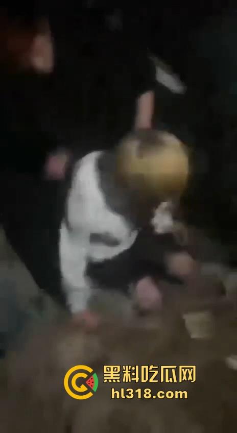 甘肃省定西市岷县多人群殴霸凌视频曝光, 逼其口含避孕套吹泡泡,还像狗一样爬,边爬边殴打!-6
