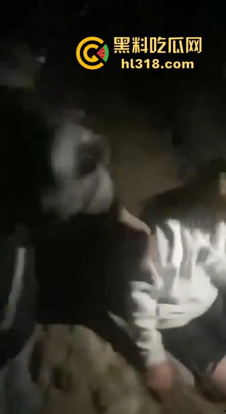 甘肃省定西市岷县多人群殴霸凌视频曝光, 逼其口含避孕套吹泡泡,还像狗一样爬,边爬边殴打!-7