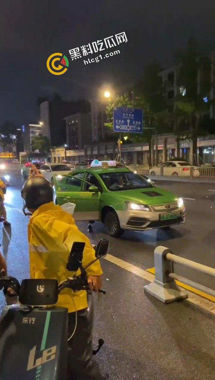 成都春熙路小仙女 因出租车司机乱收费与其发生争执 上车一分钟9块钱 扬言被殴打谩骂 最后报警处理-7