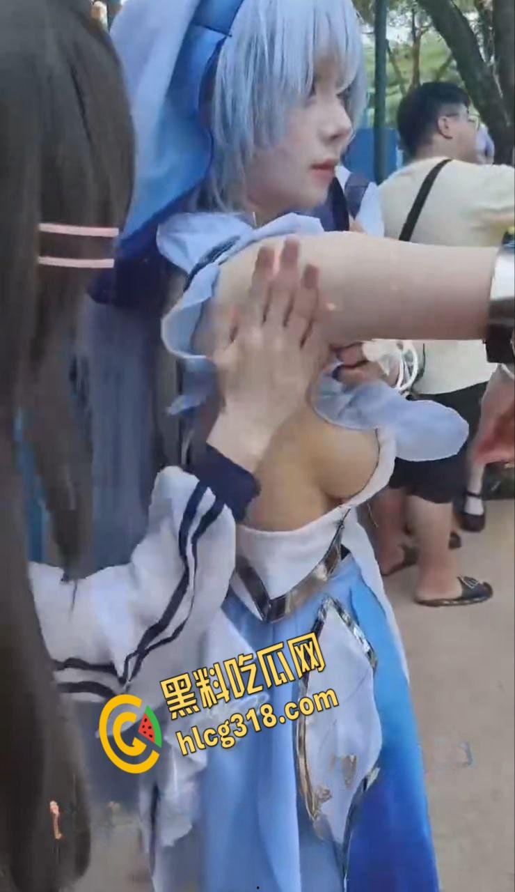 女生穿cos服去高考,同教室的小处男有福了,露这么大奶子还有心情考试么!-4