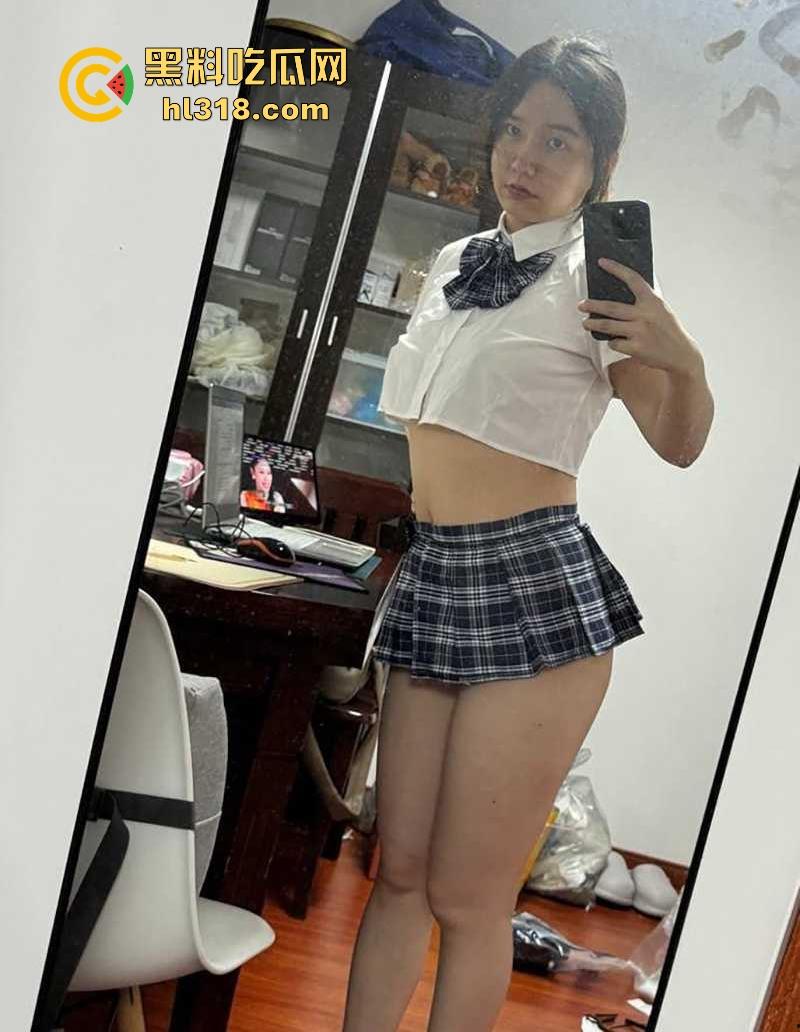 坦克人妻偷情视频流出,挺翘臀被后入狂操,边接女儿电话仍被猛攻,压抑不敢淫叫,内射瞬间还在通话刺激!-1