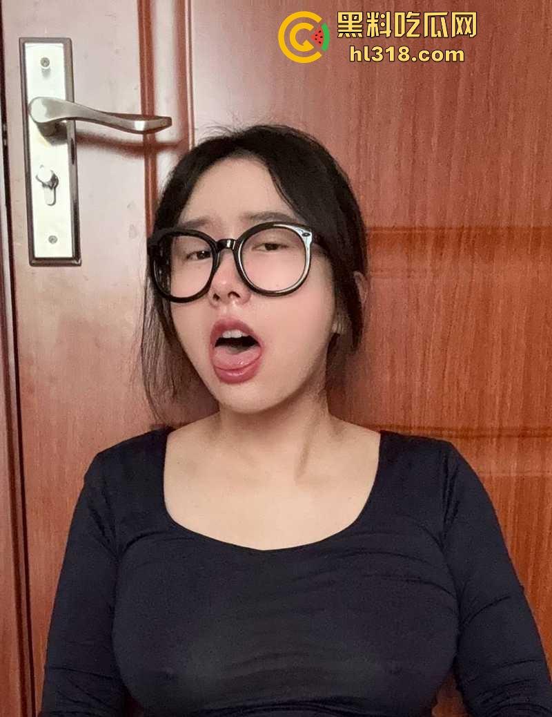 坦克人妻偷情视频流出,挺翘臀被后入狂操,边接女儿电话仍被猛攻,压抑不敢淫叫,内射瞬间还在通话刺激!-3