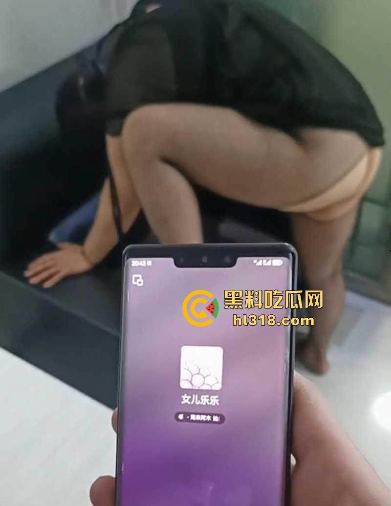 坦克人妻偷情视频流出,挺翘臀被后入狂操,边接女儿电话仍被猛攻,压抑不敢淫叫,内射瞬间还在通话刺激!-10
