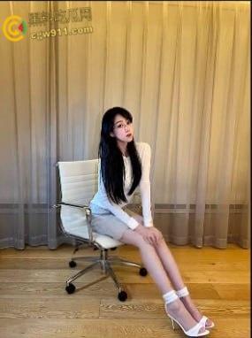 抖音留学生网红【最讨厌纽约下雨】,红色吊带丝袜性感诱人,无套爆操还要用跳蛋自慰,反差值拉满!-3