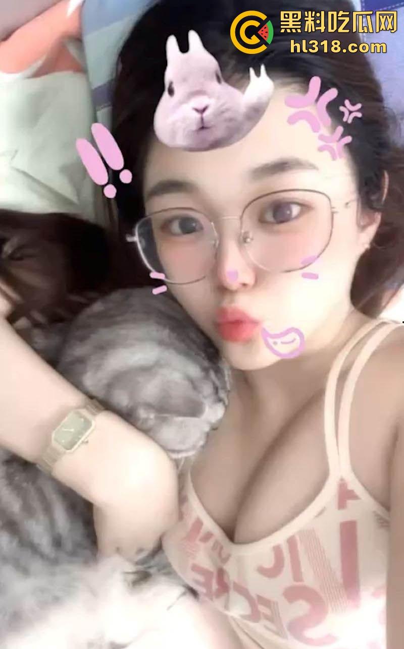 青岛巨乳眼镜老师【温雅】情趣酒店天花板镜子自拍,被男友按在身材狂操巨乳极品身材一览无遗!-2