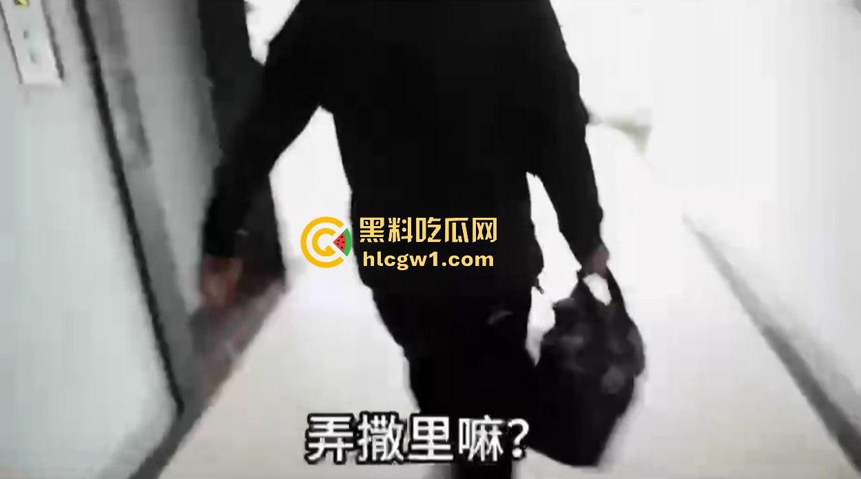 汉中市开锁师傅开门无辜撞见绿油油现场,绿帽现场捉奸,奸夫淫妇正骑马大战,老婆慌得连B都夹紧了!-1