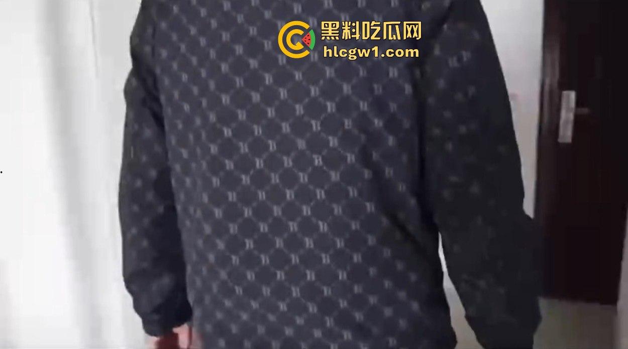 汉中市开锁师傅开门无辜撞见绿油油现场,绿帽现场捉奸,奸夫淫妇正骑马大战,老婆慌得连B都夹紧了!-2