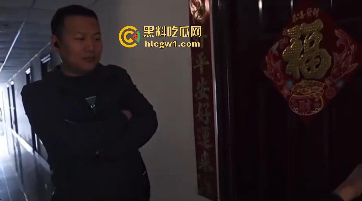 汉中市开锁师傅开门无辜撞见绿油油现场,绿帽现场捉奸,奸夫淫妇正骑马大战,老婆慌得连B都夹紧了!-4