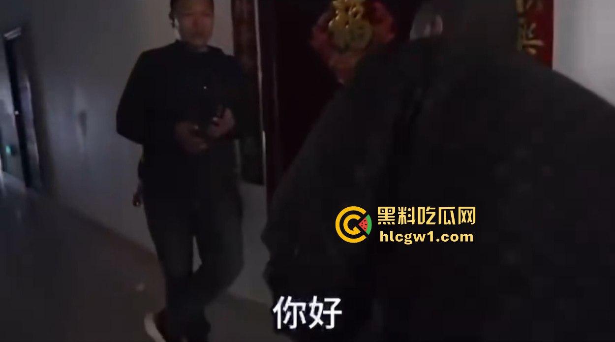 汉中市开锁师傅开门无辜撞见绿油油现场,绿帽现场捉奸,奸夫淫妇正骑马大战,老婆慌得连B都夹紧了!-8