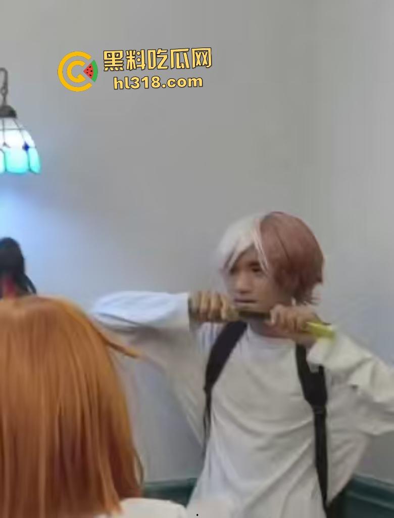 四川遂宁漫展《我的英雄学院》Coser被霸凌扯掉假发,直接拔刀砍人反霸凌!-1