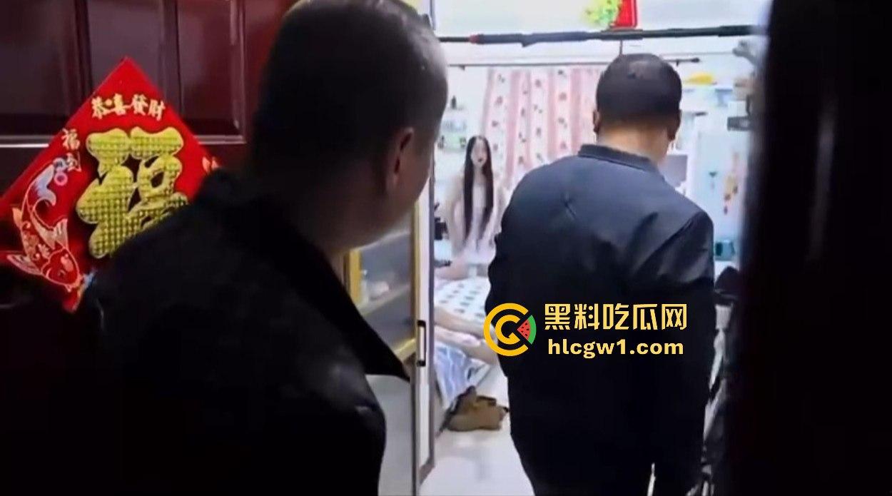 汉中市开锁师傅开门无辜撞见绿油油现场,绿帽现场捉奸,奸夫淫妇正骑马大战,老婆慌得连B都夹紧了!-10