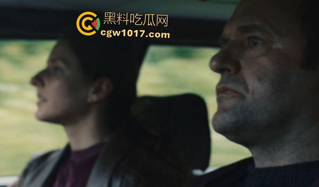 电影【她行走于黑暗中】女警阿马娅十年潜伏,寻秘密武器库并摧毁,爱恨交织成转折点,真实行动改编惊心动魄!-6