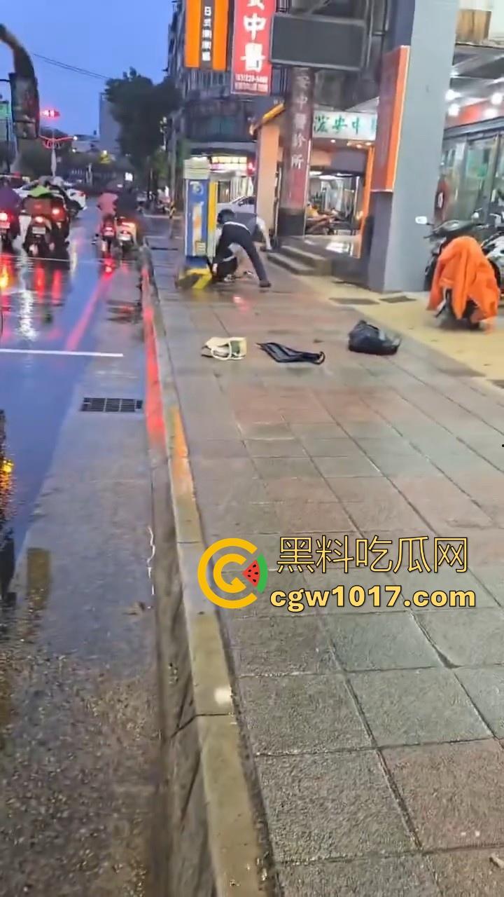 台湾公交车司机跟高中生马路互殴，停车下来单挑，学生脸部被打出血，很明显司机技高一筹啊！-2