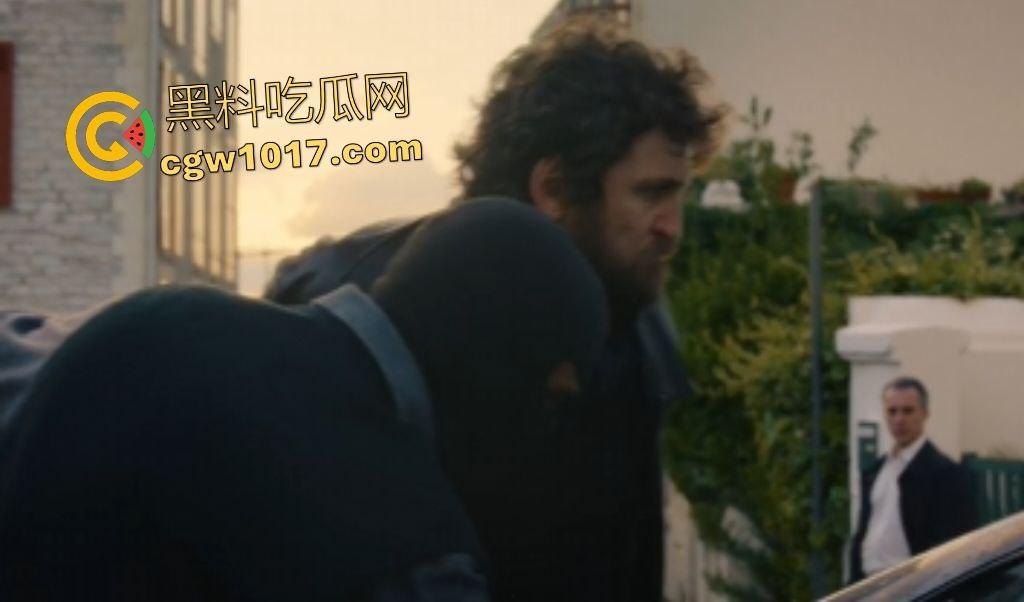 电影【她行走于黑暗中】女警阿马娅十年潜伏,寻秘密武器库并摧毁,爱恨交织成转折点,真实行动改编惊心动魄!-8