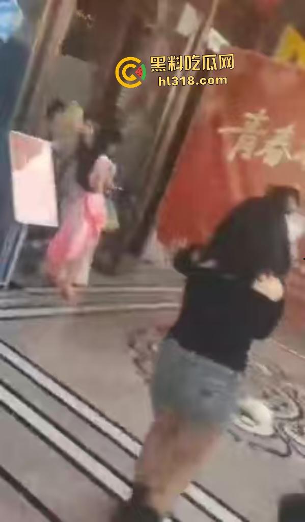 四川遂宁漫展《我的英雄学院》Coser被霸凌扯掉假发,直接拔刀砍人反霸凌!-4