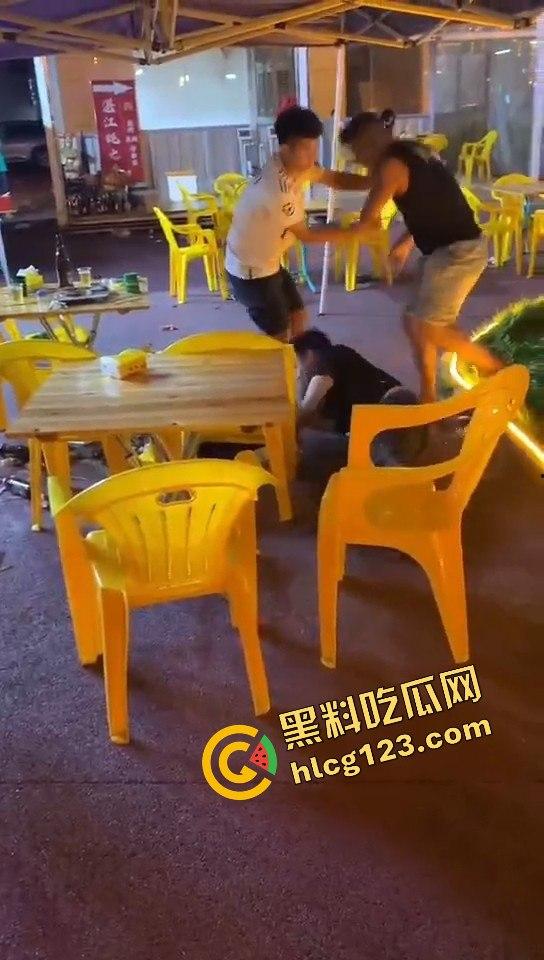 又菜又爱装!厦门夜市惨案:带妹口嗨被暴揍,健身男一脚踹飞小妹,烟头直接灭头上!-1
