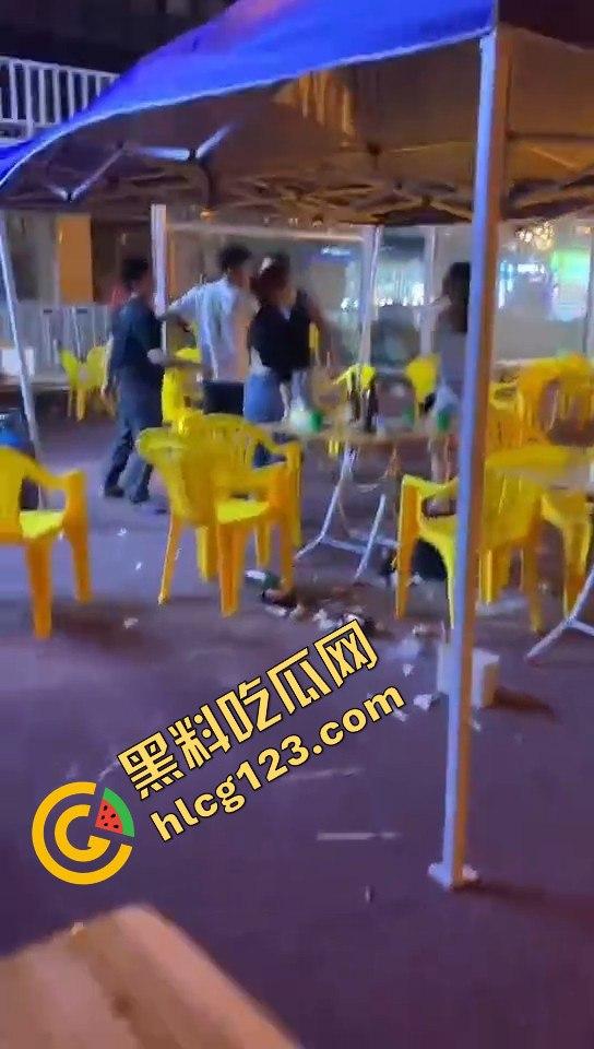 又菜又爱装!厦门夜市惨案:带妹口嗨被暴揍,健身男一脚踹飞小妹,烟头直接灭头上!-2