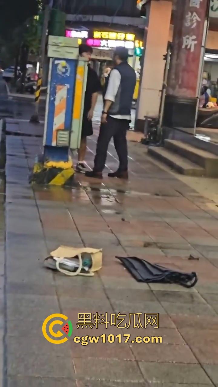 台湾公交车司机跟高中生马路互殴，停车下来单挑，学生脸部被打出血，很明显司机技高一筹啊！-5