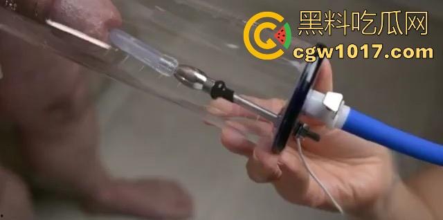 猎奇重口!国外调教已经发展到这地步了吗?真空针管插鸡巴尿道,直接一个按钮下去男奴直接射满大大一杯!-4