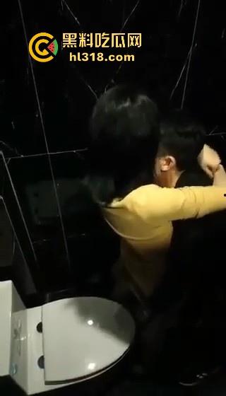 酒吧厕所激情舔逼!高大小男模埋头苦干,把少妇舔的淫水直流,腿夹着头都不想松开!淫荡无比!-11