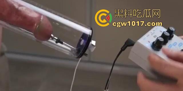 猎奇重口!国外调教已经发展到这地步了吗?真空针管插鸡巴尿道,直接一个按钮下去男奴直接射满大大一杯!-6