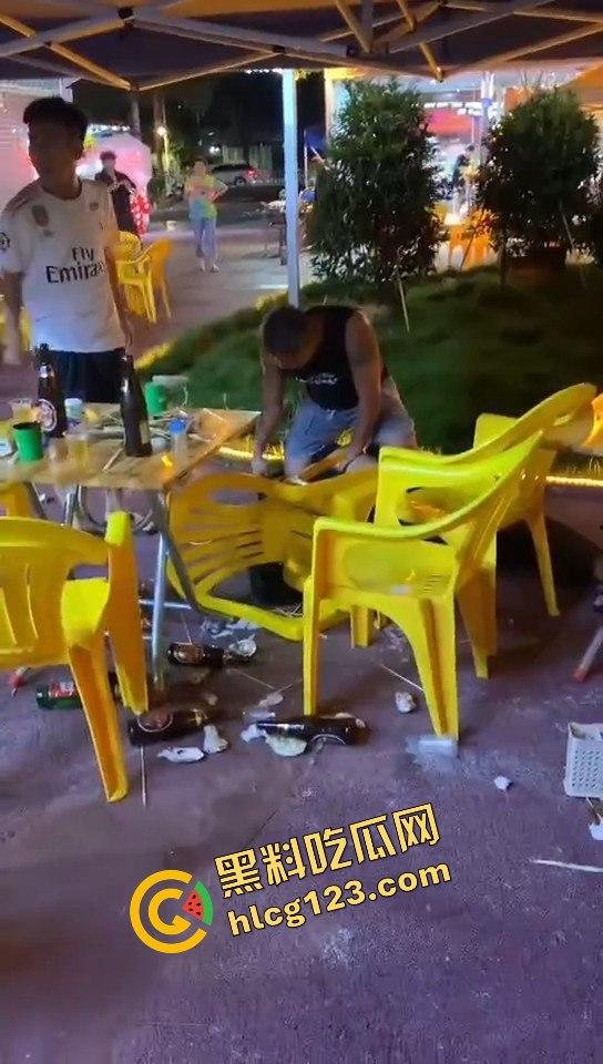 又菜又爱装!厦门夜市惨案:带妹口嗨被暴揍,健身男一脚踹飞小妹,烟头直接灭头上!-8