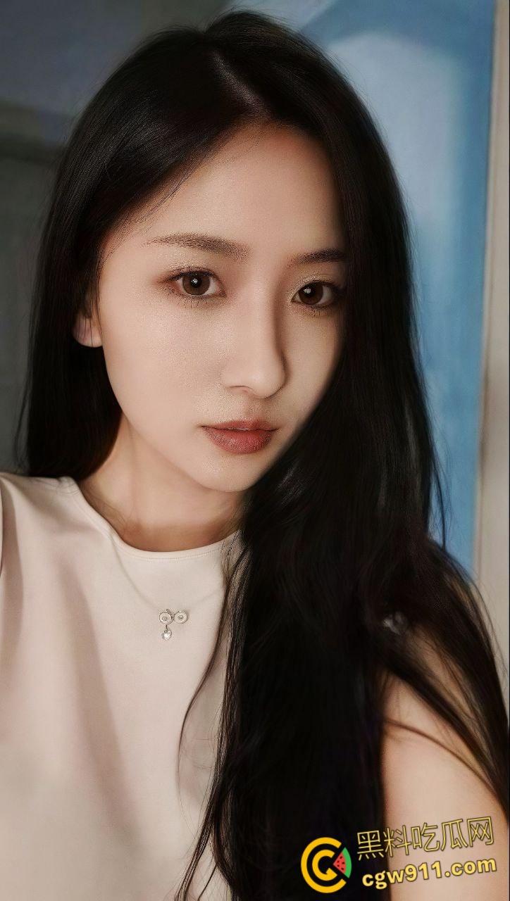 浙江大学校花【何雅茜】，被金主包养酒店调教，镜子前扯着头发被后入爆操，骑脸颜射一脸 ！-1