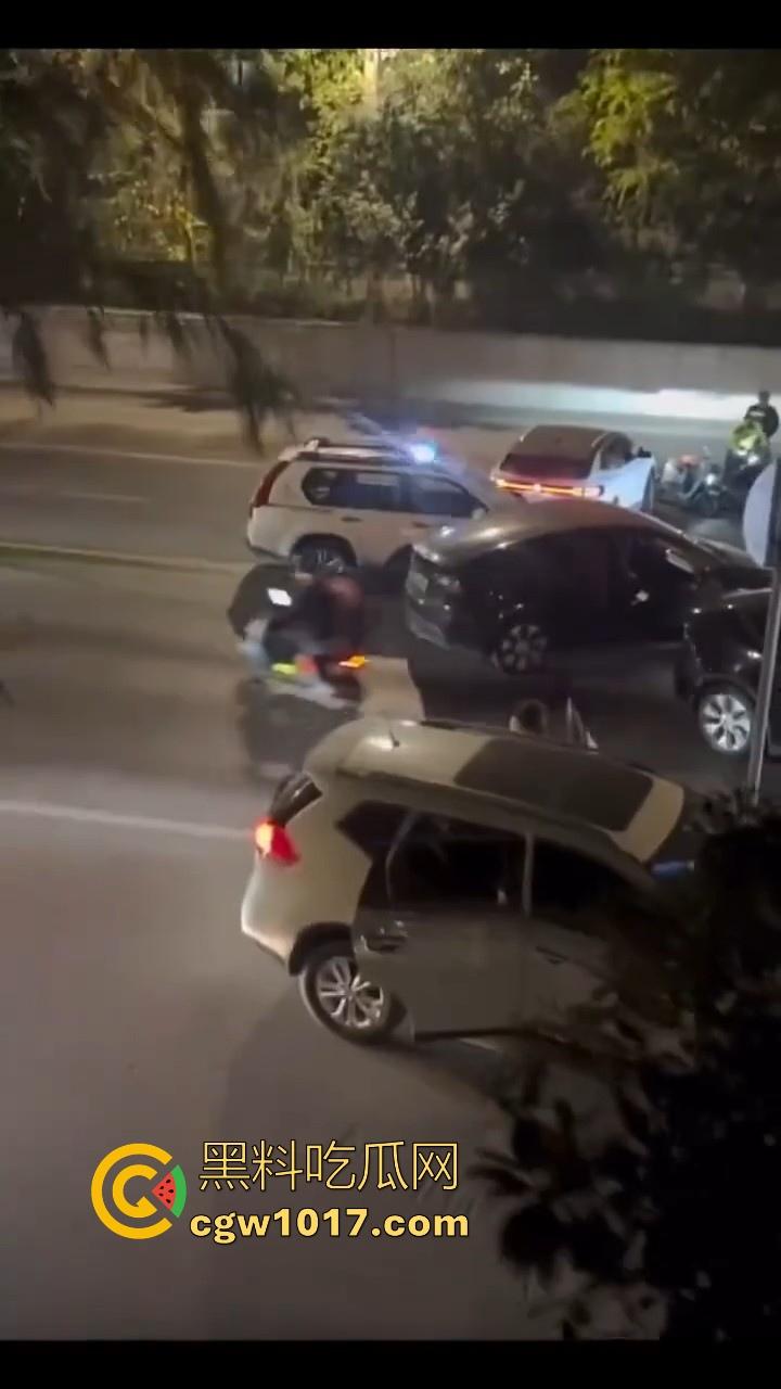 江苏徐州鬼火少年大战交通警察,深夜埋伏公路拦截,又打又逃像是gta5一样,可惜了这么多精神小伙没了战马!-1