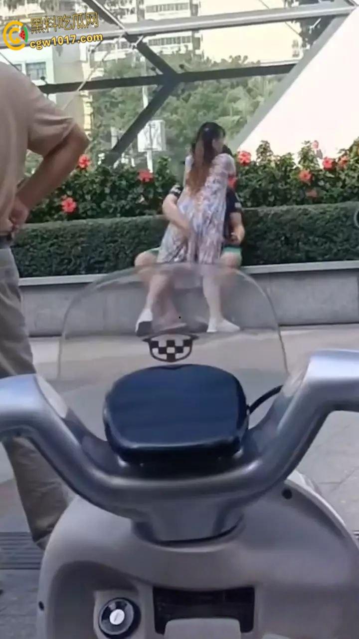 小伙爱上年龄比他妈还大的富婆!老阿姨化身小女生,在路边撒娇强吻小伙,顺便偷偷掏鸡摸屌占便宜!-5