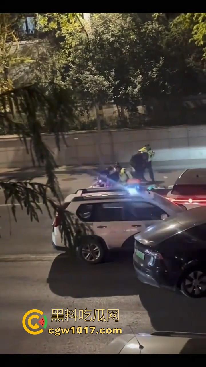 江苏徐州鬼火少年大战交通警察,深夜埋伏公路拦截,又打又逃像是gta5一样,可惜了这么多精神小伙没了战马!-3