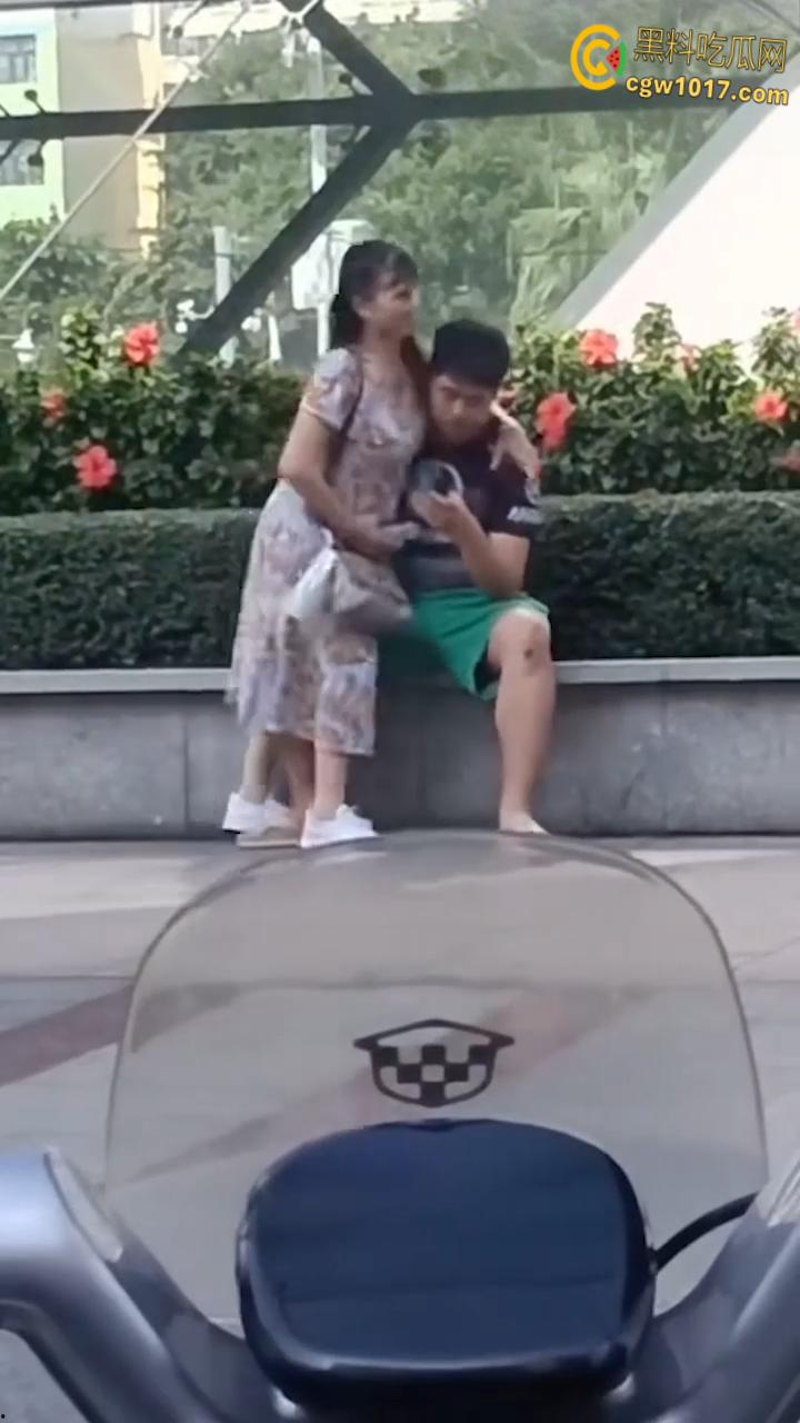 小伙爱上年龄比他妈还大的富婆!老阿姨化身小女生,在路边撒娇强吻小伙,顺便偷偷掏鸡摸屌占便宜!-6