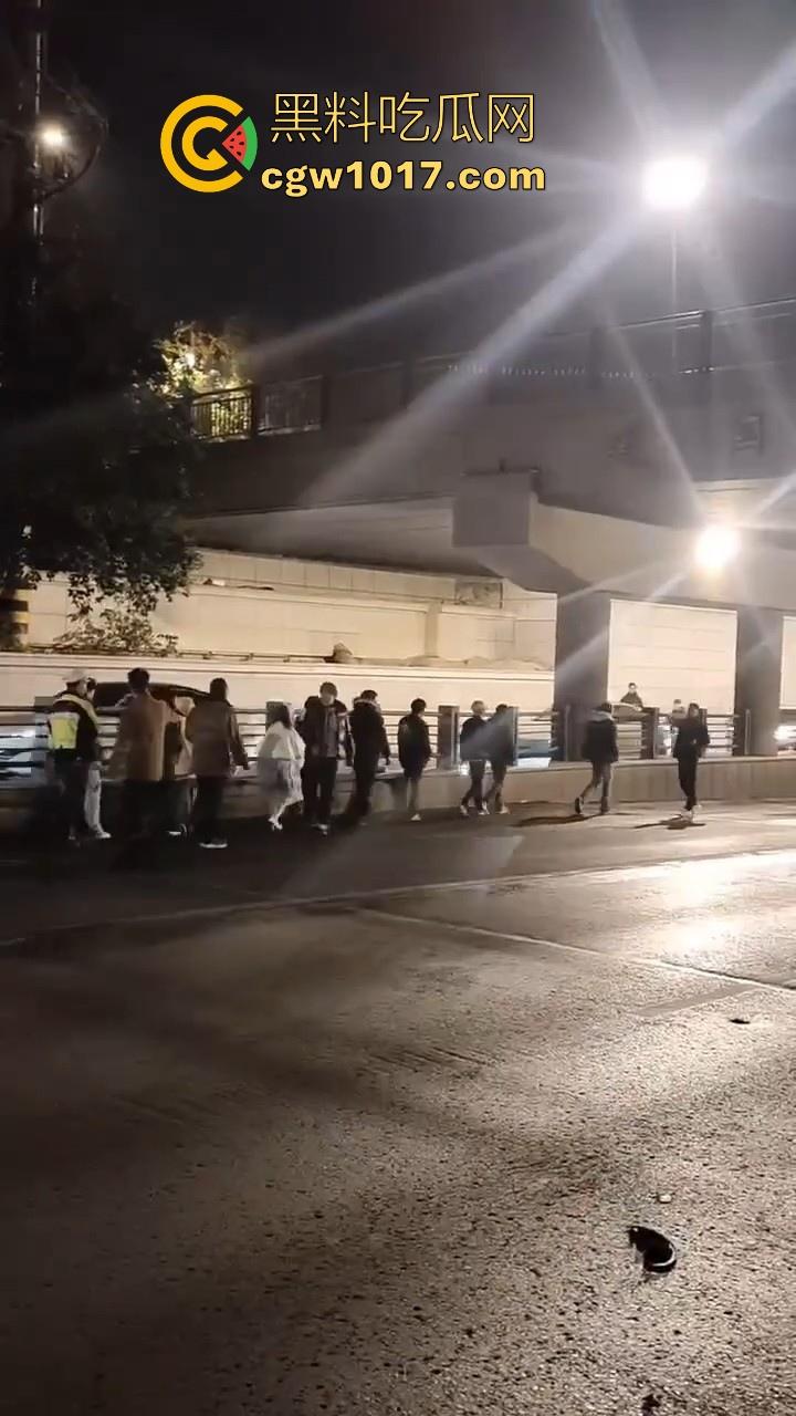 江苏徐州鬼火少年大战交通警察,深夜埋伏公路拦截,又打又逃像是gta5一样,可惜了这么多精神小伙没了战马!-6