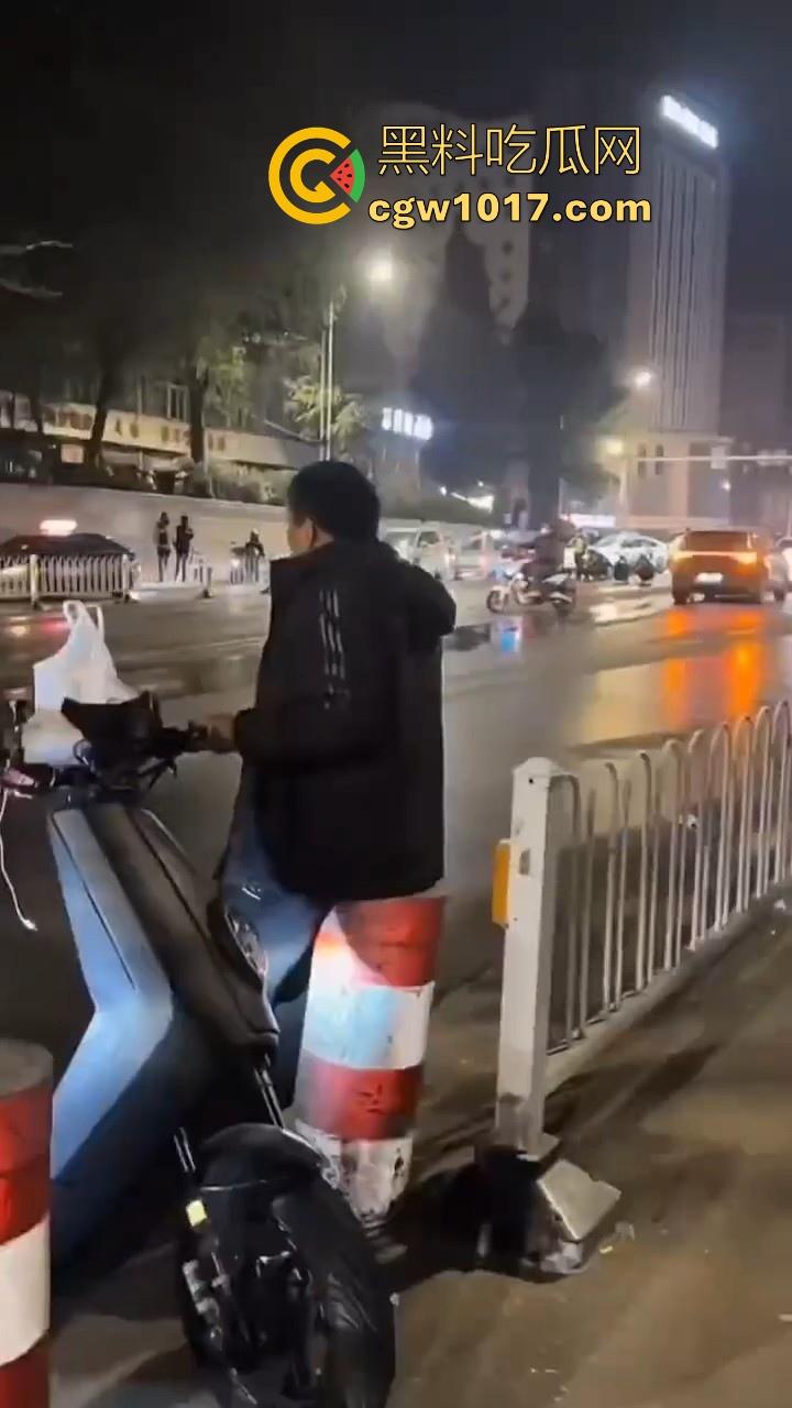 江苏徐州鬼火少年大战交通警察,深夜埋伏公路拦截,又打又逃像是gta5一样,可惜了这么多精神小伙没了战马!-7