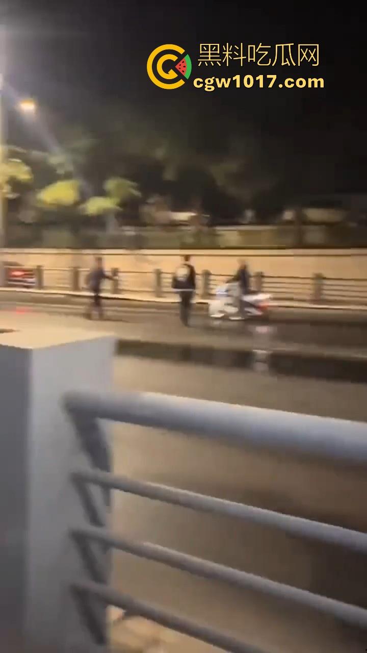 江苏徐州鬼火少年大战交通警察,深夜埋伏公路拦截,又打又逃像是gta5一样,可惜了这么多精神小伙没了战马!-8