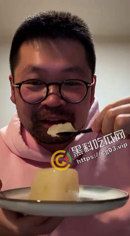 毁三观!精液爱好者收集来自十几个朋友150毫升的精液做成自己的生日蛋糕-9