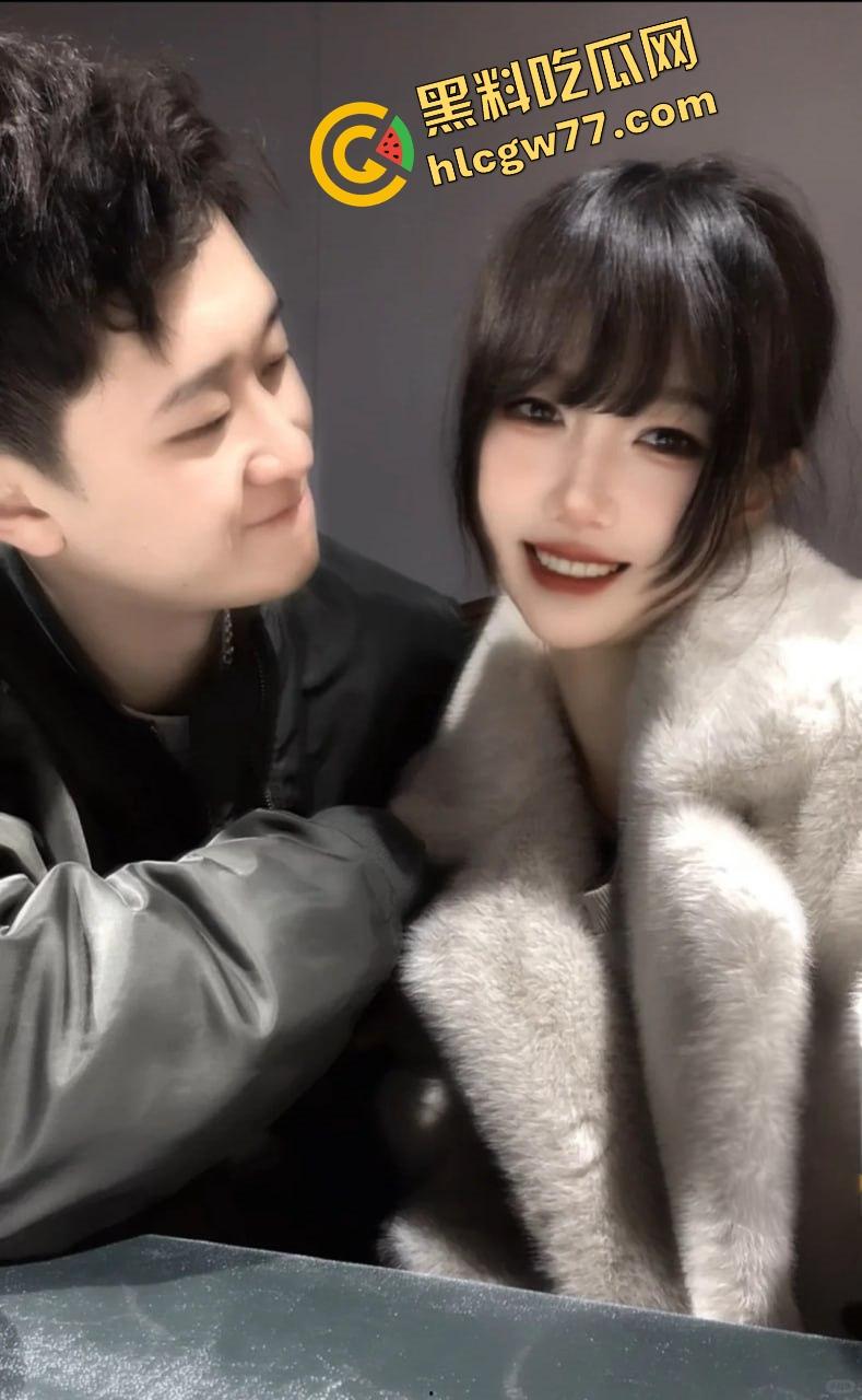 奇葩抓奸,精神小伙突袭撞见自己女友与野男人床上狂野激战,火辣现场淫靡不堪 不射根本舍不得停!-4