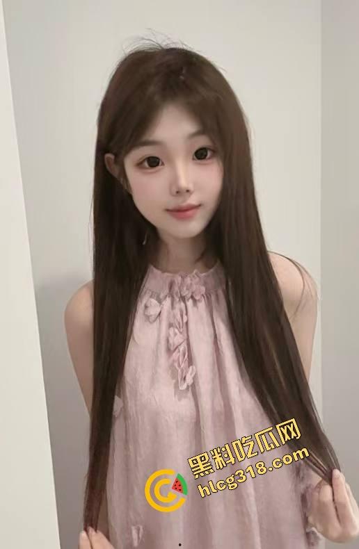 现在小年轻逼瘾太猛,骑小牛电动车都能车震,巷子里妹子张腿坐车上舔逼,随时随地吃海鲜上头!-1