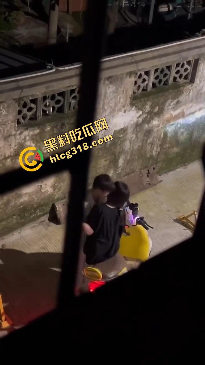 现在小年轻逼瘾太猛,骑小牛电动车都能车震,巷子里妹子张腿坐车上舔逼,随时随地吃海鲜上头!-8