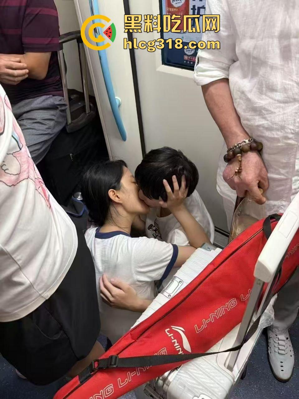 上海地铁小情侣当众热吻打飞机，激情缠绵旁若无人，看来是饥渴，都快现场做起来了！-8