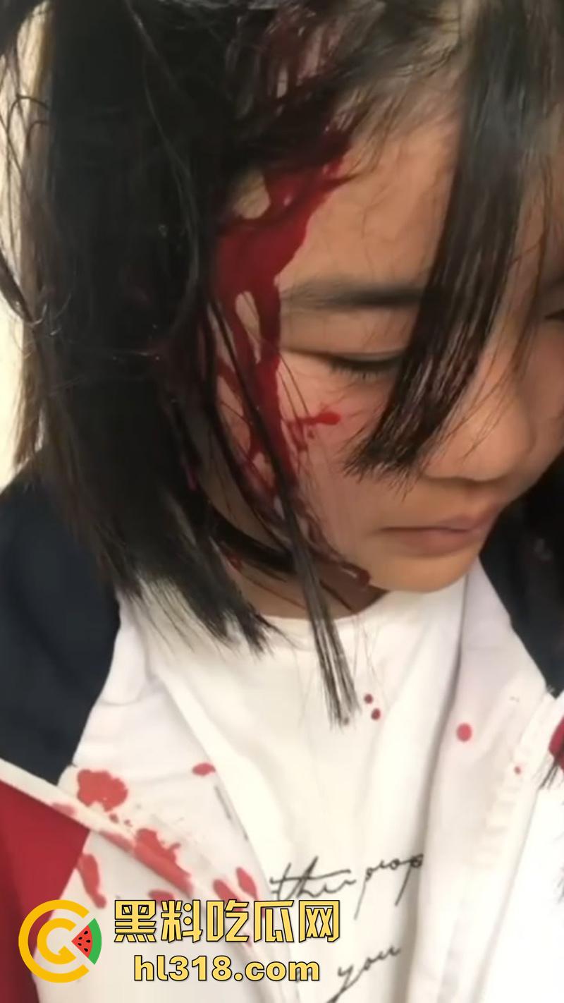 湖北第十一中学霸凌现场,实拍女学生被棍子爆头,果然最毒妇人心,欺负女人最狠的还得是女人-7