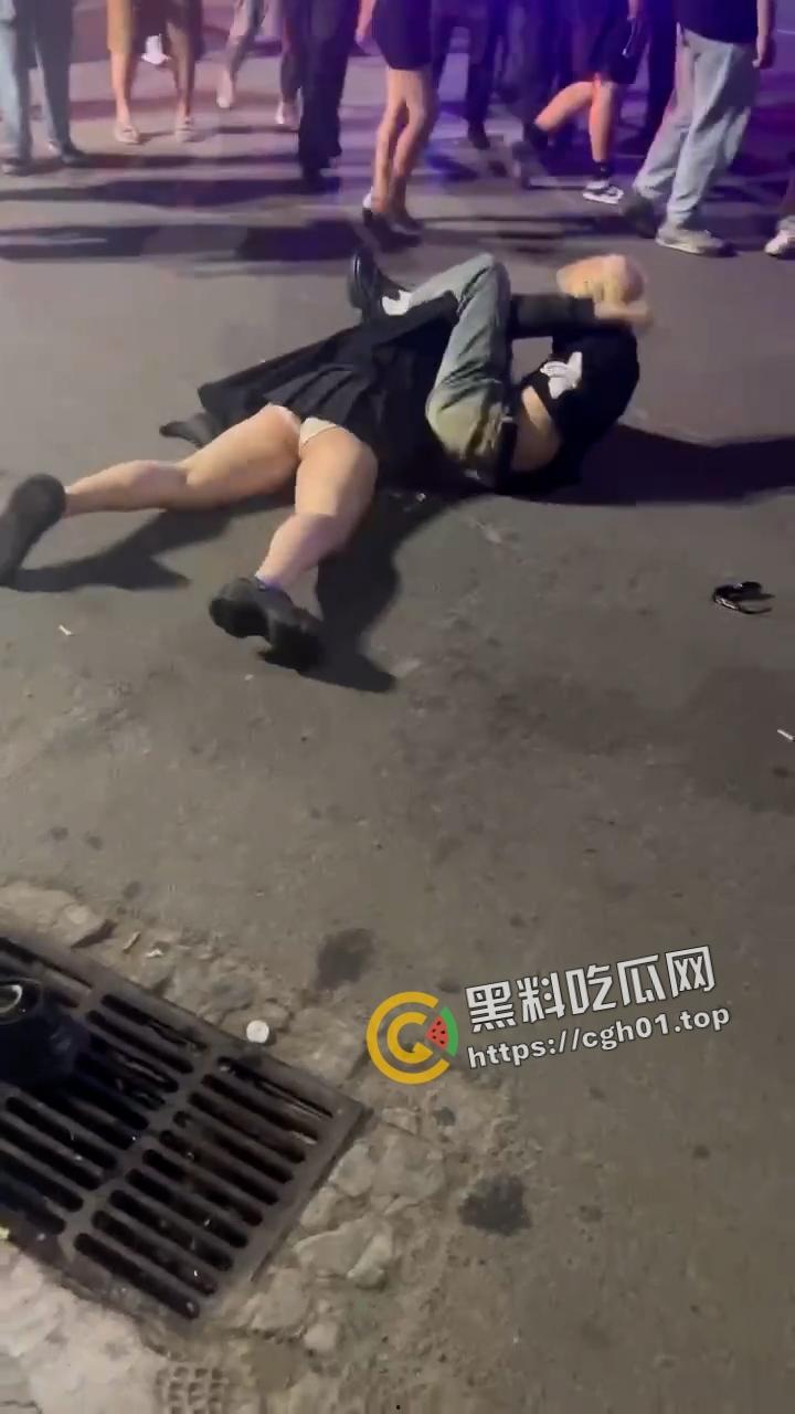 北京工体坦克大战瘦猴 飞猪女暴打细狗 打的自己内裤都飞了 围观群众都在喊加油 前排吃瓜-1