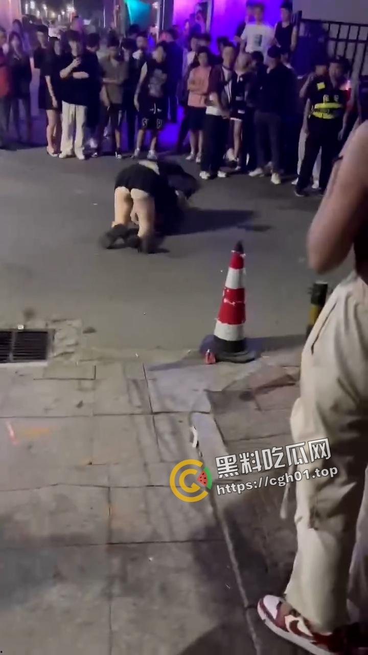 北京工体坦克大战瘦猴 飞猪女暴打细狗 打的自己内裤都飞了 围观群众都在喊加油 前排吃瓜-5